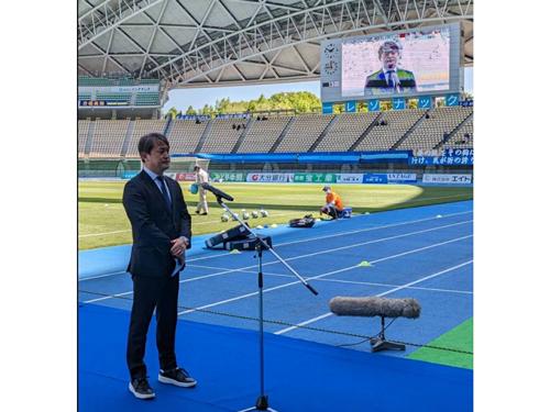 あいさつする佐藤政彦社長